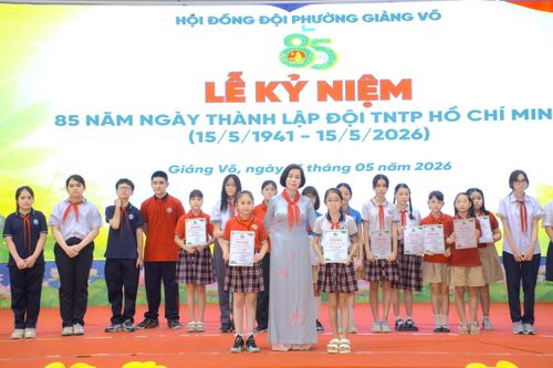 Trao giải cuộc thi vẽ tranh “Đội ta lớn lên cùng Đất nước”. Ảnh: PL