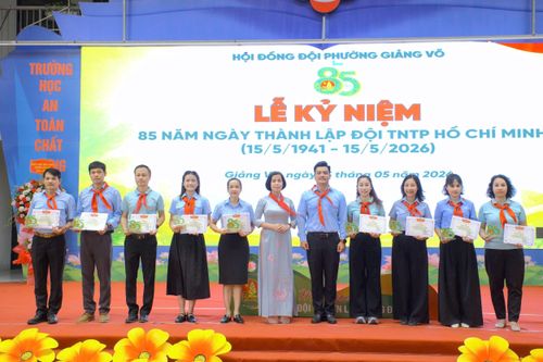Lãnh đạo Đảng ủy, Hội đồng Đội phường trao Giấy khen cho tập thể các Liên đội. Ảnh: PL