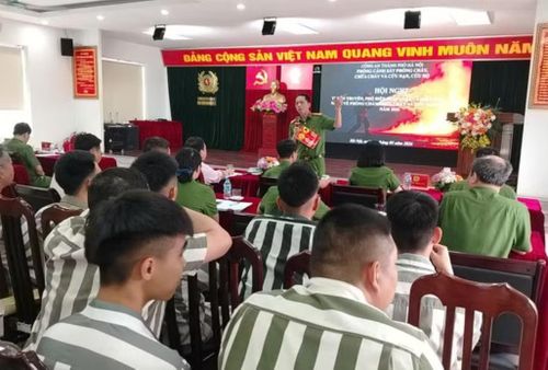 Đại diện Phòng Cảnh sát PCCC và CNCH - Công an TP Hà Nội tuyên truyền, phổ biến kiến thức, kỹ năng về PCCC và CNCH cho các phạm nhân. Ảnh: A.N