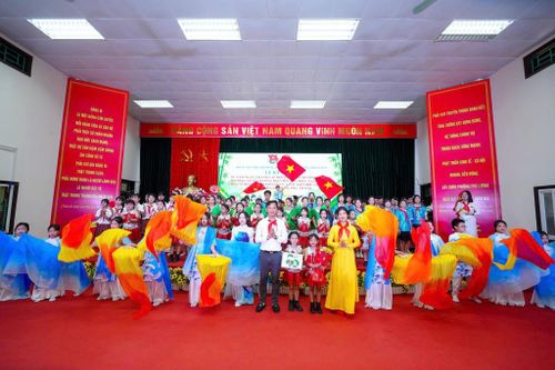 Tiết mục văn nghệ chào mừng tại buổi lễ. Ảnh: Hữu Tiệp