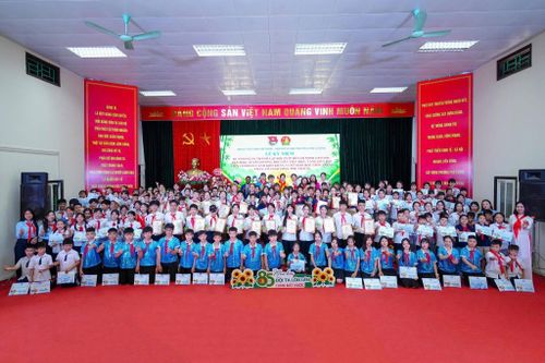 Các đồng chí lãnh đạo phường Phú Lương chụp ảnh lưu niệm với các đại biểu tại buổi lễ. Ảnh: Hữu Tiệp