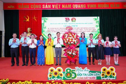 Các đồng chí lãnh đạo phường Phú Lương tặng hoa chúc mừng tổ chức Đội. Ảnh: Hữu Tiệp