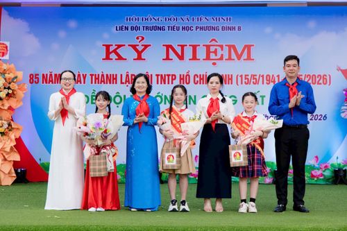Đồng chí Nguyễn Thị Hường, Phó Bí thư Thường trực Đảng ủy xã (thứ ba từ trái sang) và đồng chí Bùi Mạnh Hùng, Bí thư Đoàn Thanh niên, Chủ tịch Hội đồng Đội xã (ngoài cùng bên phải) trao giải cho các em đoạt giải hội thi "Nét đẹp Đội viên". Ảnh: Kiều Thoan Thu