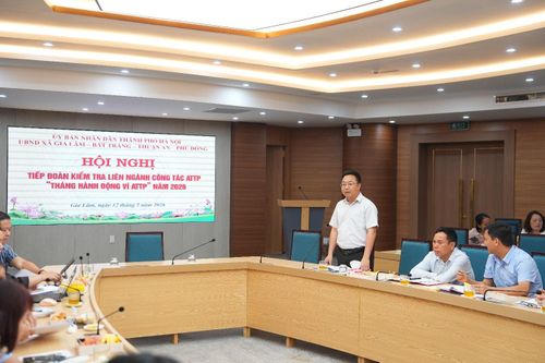 Phó Chủ tịch UBND xã Gia Lâm Nguyễn Ngọc Dũng phát biểu tại buổi làm việc với Đoàn kiểm tra liên ngành số 1 thành phố Hà Nội về công tác bảo đảm ATTP trên địa bàn.