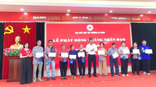Người dân có hoàn cảnh khó khăn trên địa bàn phường Ba Đình nhận các món quà động viên tinh thần tại sự kiện. Ảnh: Hoàng Sơn