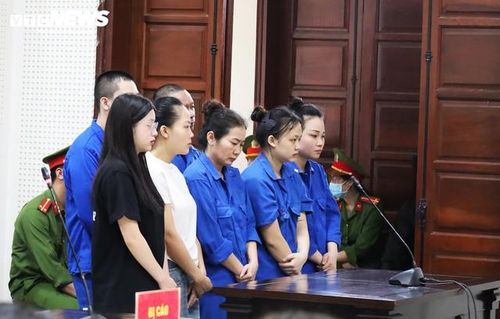 Triệu Nguyễn Hoài Thương (áo đen, bạn gái của Bùi Đình Khánh) bị đề nghị mức án 15 - 18 tháng tù nhưng cho hưởng án treo. Ảnh: VTC News
