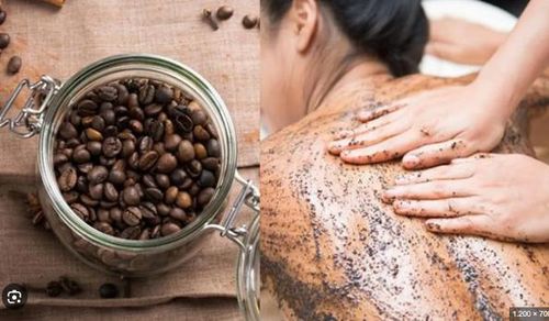 Hãy thử tẩy tế bào chết tự nhiên bằng cách trộn cà phê xay, đường nâu và dầu ôliu. Khi bạn đã trộn đều hỗn hợp, hãy massage hỗn hợp này lên mặt theo chuyển động tròn để loại bỏ các tế bào da chết.