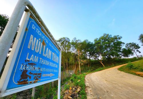Khu di tích lịch sử - văn hóa quốc gia Núi Lam Thành nằm tại xã Hưng Thành (trước đây là xã Hưng Phú, huyện Hưng Nguyên, Nghệ An), cách trung tâm Vinh (cũ) khoảng 10km.