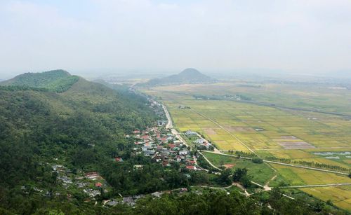 Từ vị trí vọng gác trên đỉnh núi, có thể phóng tầm mắt bao quát cả một vùng đồng bằng rộng lớn phía dưới.