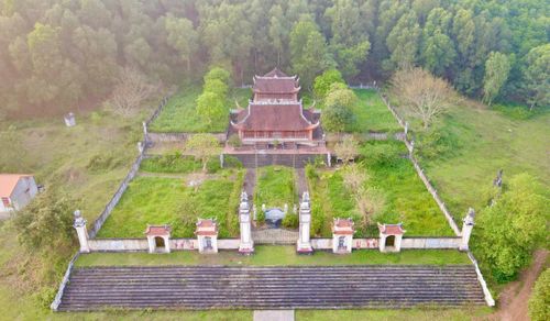 Dưới chân và lưng chừng núi Lam Thành có nhiều công trình văn hóa tâm linh.