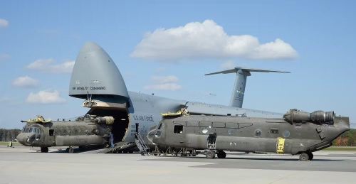 C-5M Galaxy vẫn là máy bay vận tải quân sự lớn nhất của Mỹ có khả năng chuyên chở hàng hóa quá khổ, bao gồm vệ tinh và nhiều loại thiết bị vũ trụ khác. Tính năng độc đáo của nó là khả năng chất hàng đồng thời qua cả cửa mũi và cửa đuôi.
