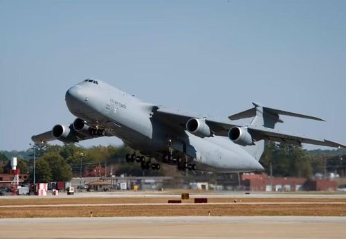 Hiện tại phi đội máy bay vận tải C-5M Galaxy của Mỹ có 52 chiếc, phi cơ cuối cùng được sản xuất vào năm 1989. Việc ngừng hoạt động của những vận tải cơ này vào năm 2050 sẽ đồng nghĩa với việc chiếc trẻ nhất trong biên chế tròn 61 tuổi vào thời điểm đó.