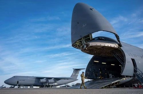 Khả năng chuyên chở của máy bay cũng không kém phần ấn tượng. Được biết C-5M Super Galaxy có khả năng chở 2 xe tăng chiến đấu chủ lực M1 Abrams, hoặc 10 xe chiến đấu bọc thép đổ bộ đường không LAV-25.