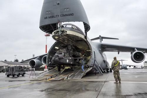 Để dễ hình dung về những gì chúng ta đang nói đến, khoang chở hàng của C-5M Super Galaxy có thể chứa trọn vẹn thân máy bay vận tải hạng trung Lockheed C-130 Hercules, hoặc tương đương 8 làn sàn chơi bowling.
