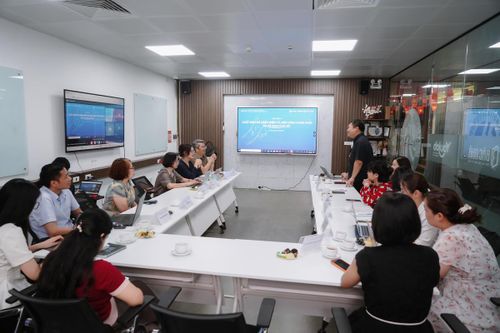 Các đại biểu dự tọa đàm 