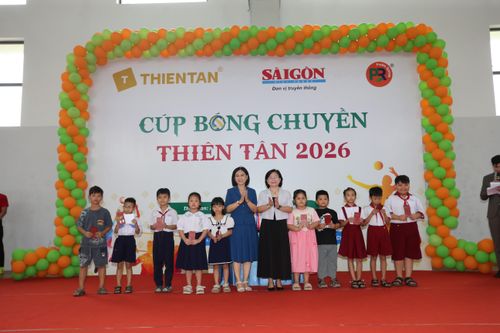  Cúp bóng chuyền Thiên Tân có nghĩa cử đẹp "Tiếp sức đến trường" và chung tay giúp đỡ những gia đình có hoàn cảnh chưa thuận lợi trong cuộc sống. 