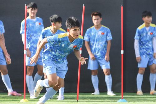  U17 Việt Nam đang có trạng thái tinh thần thoải mái sau khi giành vé vào tứ kết. Ảnh: VFF. 