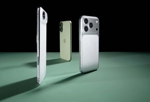 Từ trái sang: iPhone Air, iPhone 17 và iPhone 17 Pro. Ảnh: Bloomberg.