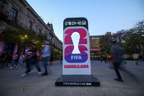 Người dân đi ngang chiếc đồng hồ đếm ngược đến World Cup 2026 tại Guadalajara, Mexico, ngày 24/3.