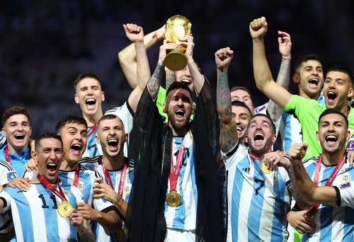 Lionel Messi nâng cao chiếc cúp vô địch World Cup cùng các đồng đội Argentina sau khi giành chiến thắng trong trận chung kết trước Pháp, năm 2022.
