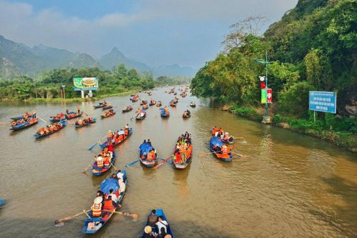 Chùa Hương là điểm du lịch tâm linh nổi tiếng ở Hà Nội. Ảnh: Chùa Hương.