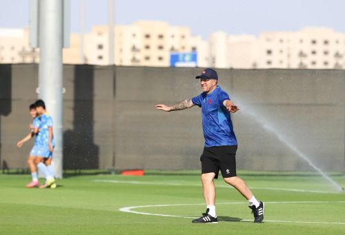 HLV Cristiano Roland trực tiếp điều chỉnh chiến thuật cho U17 Việt Nam trong buổi tập tại Jeddah