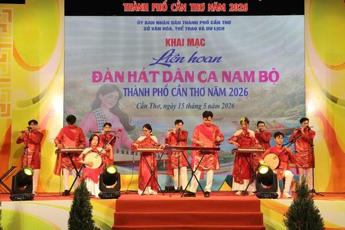 Các nghệ sĩ, nhạc công biểu diễn tại lễ khai mạc Liên hoan