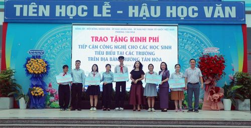 Trao hỗ trợ kinh phí tiếp cận công nghệ cho học sinh tiêu biểu