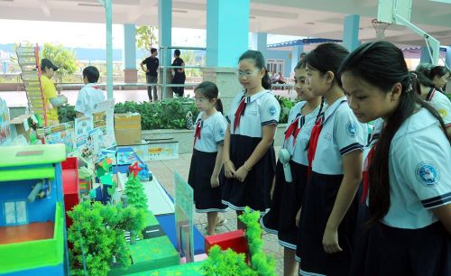 Học sinh tham quan, trải nghiệm các hoạt động tại Ngày hội
