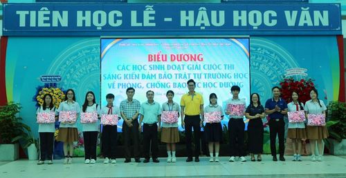 Biểu dương học sinh đoạt giải Cuộc thi "Sáng kiến đảm bảo trật tự trường học về phòng, chống bạo lực học đường"