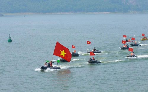 Kết hợp giữa jetski, flyboard, lướt ván và thuyền hơi cùng với những động tác kĩ thuật tốc độ cao trên mặt nước.