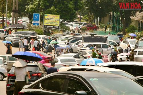 Dòng xe nối đuôi nhau tại Khu du lịch hồ Núi Cốc