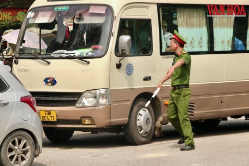 Lực lượng chức năng được huy động đảm bảo an ninh cũng như giao thông được thông suốt