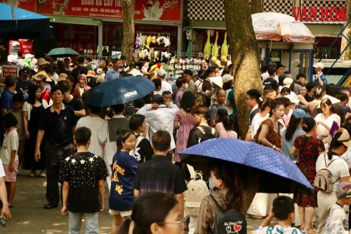 Bên trong tấp nập người tham quan