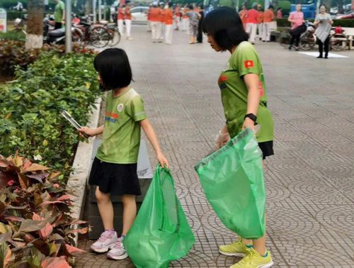 Người tham gia giải chạy tham gia hoạt động dọn rác bảo vệ môi trường
