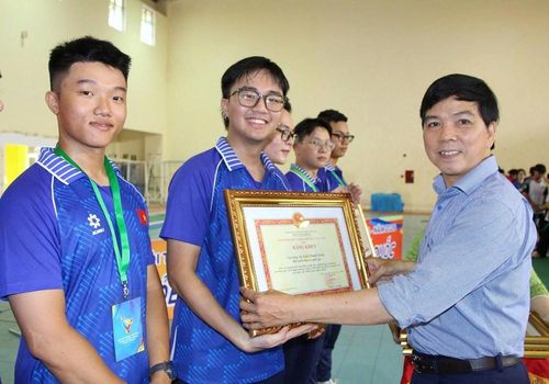 Đại diện Sở VHTT TP.HCM trao bằng khen của Bộ VHTTDL và Sở VHTT TP.HCM cho các cá nhân thuộc đội tuyển kéo co TP.HCM đã có thành tích xuất sắc tại SEA Games 33