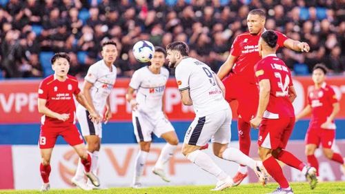 Đội Công an Thành phố Hồ Chí Minh (áo đỏ) để SHB Đà Nẵng cầm hòa với tỷ số 2-2. (Ảnh: SHBĐN)