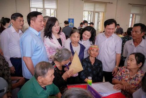 Bộ trưởng Y tế Đào Hồng Lan và Bí thư Tỉnh ủy Nghệ An Nguyễn Khắc Thận cùng các đồng chí lãnh đạo Bộ Y tế, tỉnh Nghệ An thăm hỏi người dân xã Minh Châu đến khám sức khỏe.