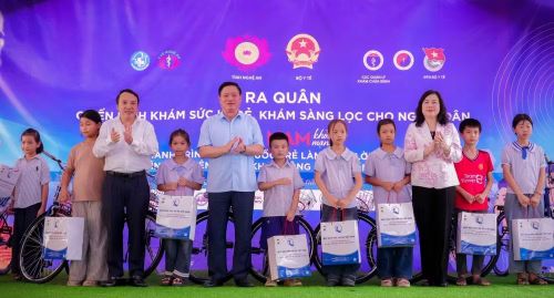 Bộ trưởng Y tế Đào Hồng Lan và Bí thư Tỉnh ủy Nghệ An Nguyễn Khắc Thận tặng quà cho các em học sinh nghèo vượt khó trên địa bàn.