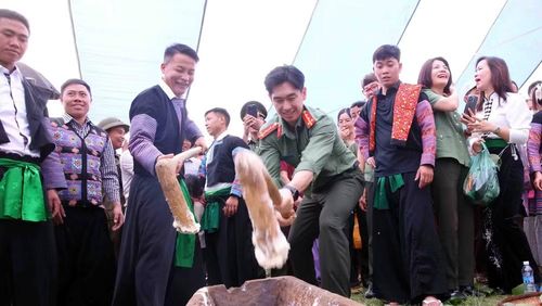Người dân cùng cán bộ, chiến sĩ Công an thi giã bánh dày.