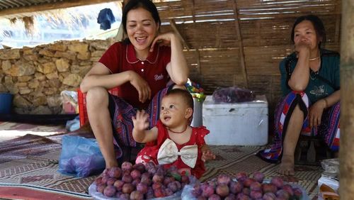 Người dân mang sản vật vườn nhà xuống Ngày hội bán cho du khách.