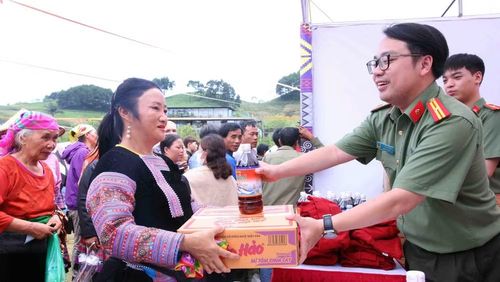 Tặng quà bà con tại các gian hàng 0 đồng.