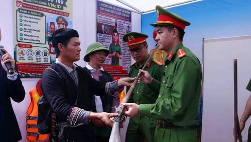 Anh Lý Văn Dậu mang đổi vũ khí để nhận quà.