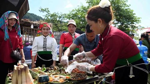 Màn thi nấu ăn và thưởng thức ẩm thực bản địa.