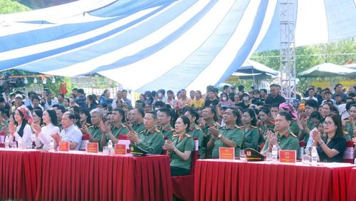 Khai mạc chương trình.