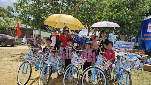 Các nhà tài trợ tặng xe đạp cho học sinh.