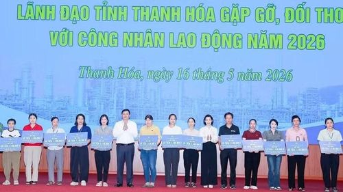 Lãnh đạo Ủy ban nhân dân và Ủy ban Mặt trận Tổ quốc tỉnh Thanh Hóa trao khoản hỗ trợ cho công nhân mắc bệnh hiểm nghèo.