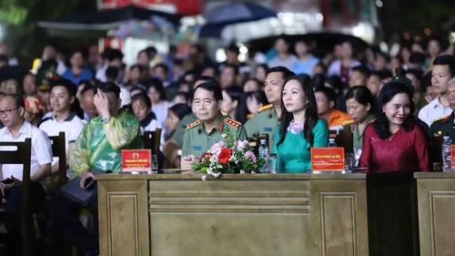Các đại biểu dự chương trình.