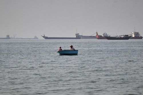Hàng loạt tàu chở hàng, tàu vận tải và tàu dịch vụ tại eo biển Hormuz ngoài khơi TP Bandar Abbas - Iran cuối tháng 4-2026 Ảnh: AP