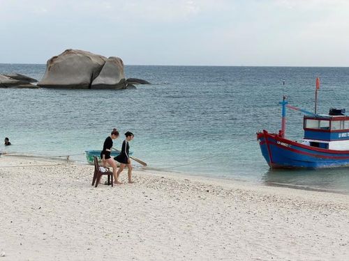 Hòn Cau giữ trọn vẻ nguyên sơ với biển trong vắt, bãi đá độc đáo và hệ sinh thái quý